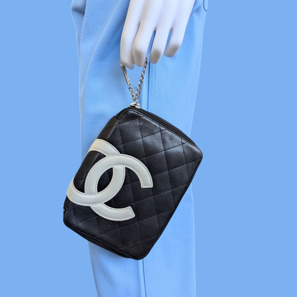 CHANEL Black and White Quilted Clutch - Picture 2 of 15